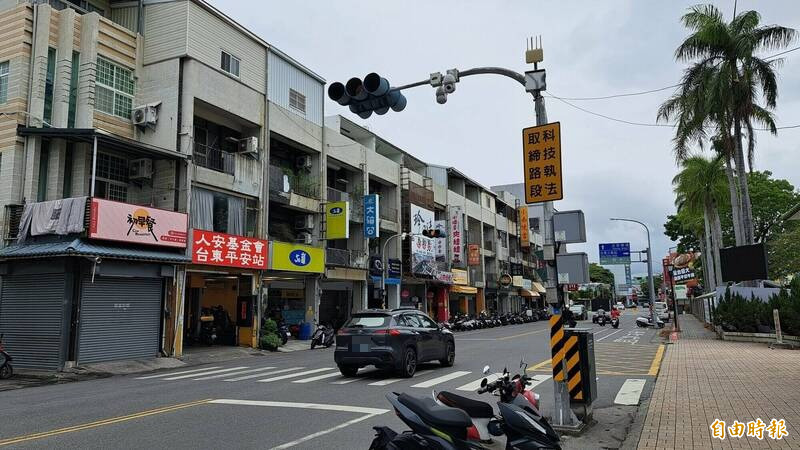 台東商校前的正氣路是科技執法的地雷路段，平均每月開罰1252張罰單。（記者黃明堂攝）