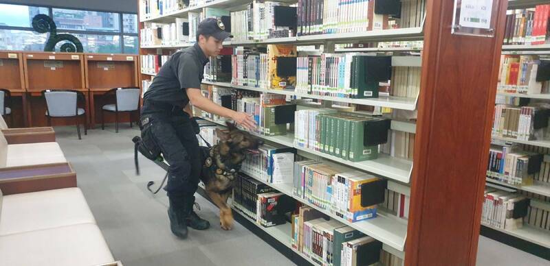 警犬隊搜索圖書館內部。（記者陸運鋒翻攝）