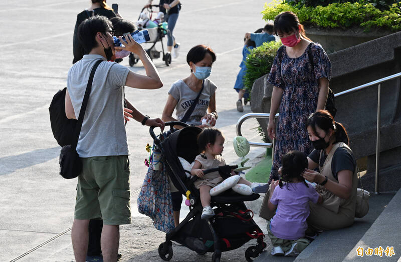 明天（17日）台灣東半部地區及金門、馬祖有局部短暫陣雨，其他地區及澎湖為多雲到晴，午後山區有局部短暫陣雨；明天各地氣溫將持續回升，西半部可以來到30到34度，其中台南及高雄局部地區，更有36度左右高溫發生的情況。（資料照）