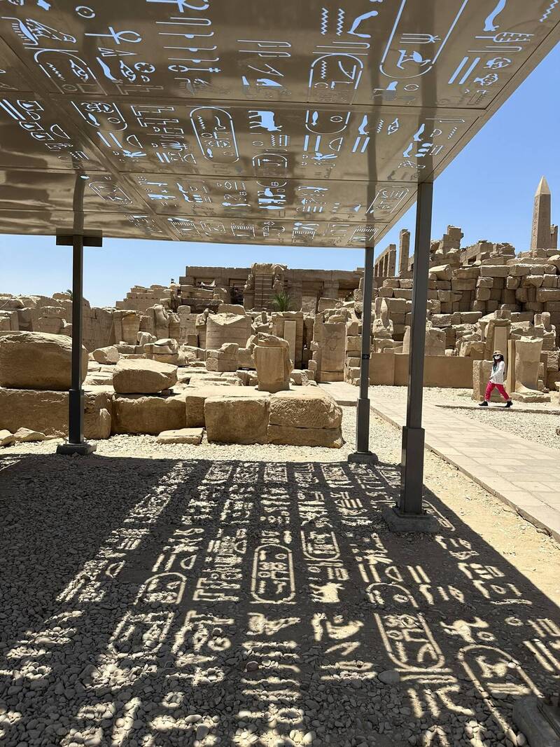 近期日本一名網友前往埃及旅遊，並在卡納克神廟（Karnak）一處休息區看到十分有趣的設計巧思。（圖擷取自@achikon推特）