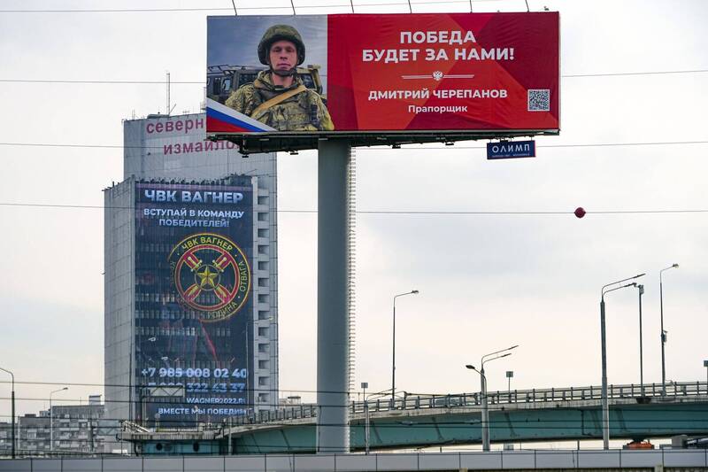 烏克蘭國防情報局發言人尤索夫提到，俄羅斯不再有能力及資源進行大規模進攻，俄軍目前在前線處於守勢。圖為俄羅斯國內募兵廣告。（美聯社）