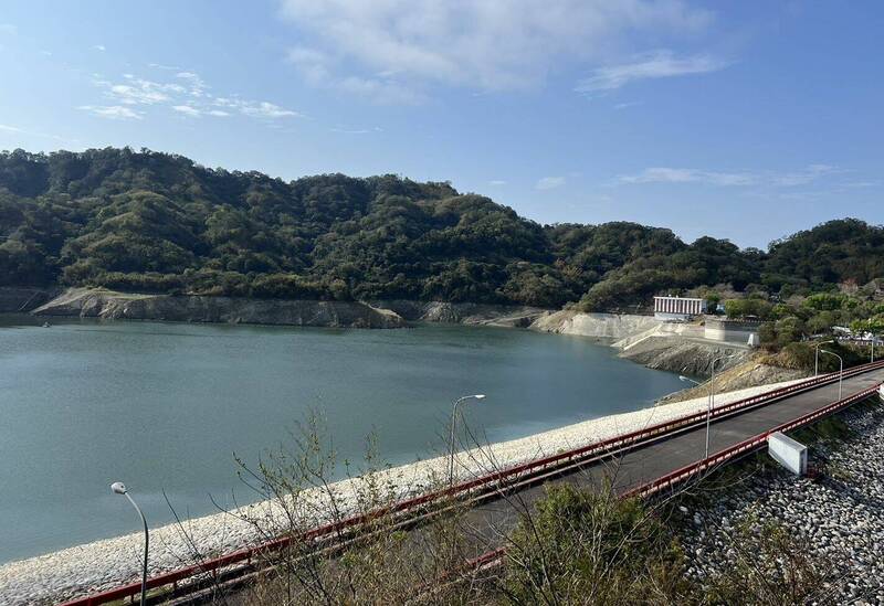 因梅雨降雨仍不明顯，鯉魚潭水庫目前蓄水率僅39%，提醒民眾要節約用水。（鯉魚潭管理中心提供）