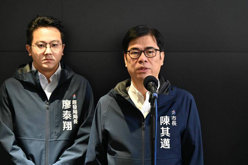 國民黨中常會今天將徵召新北市長侯友宜，參選2024總統；對此，高雄市長陳其邁（右）受訪時說，市長最重要的工作，就是好好的做事情，把事情做好好，讓市民滿意。（記者李惠洲攝）