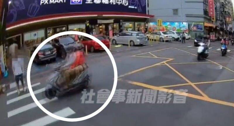 阿北拄拐杖過馬路，遇車不禮讓舉步維艱，警方將開罰3人各1200元。（社會事新聞影音）