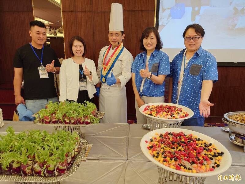 東港黑鮪魚豐收季節，台南富信大飯店搶頭香首度與東港漁會合作推出《極鮮。鮪魚季》開跑，今天端出鮪魚料理秀美味。（記者洪瑞琴攝）