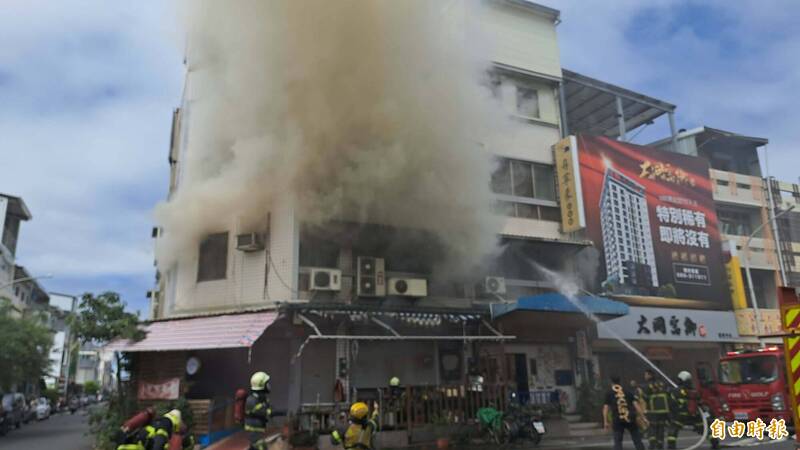 台東市中正路一家素食館今天下午發生火警。（記者黃明堂攝）