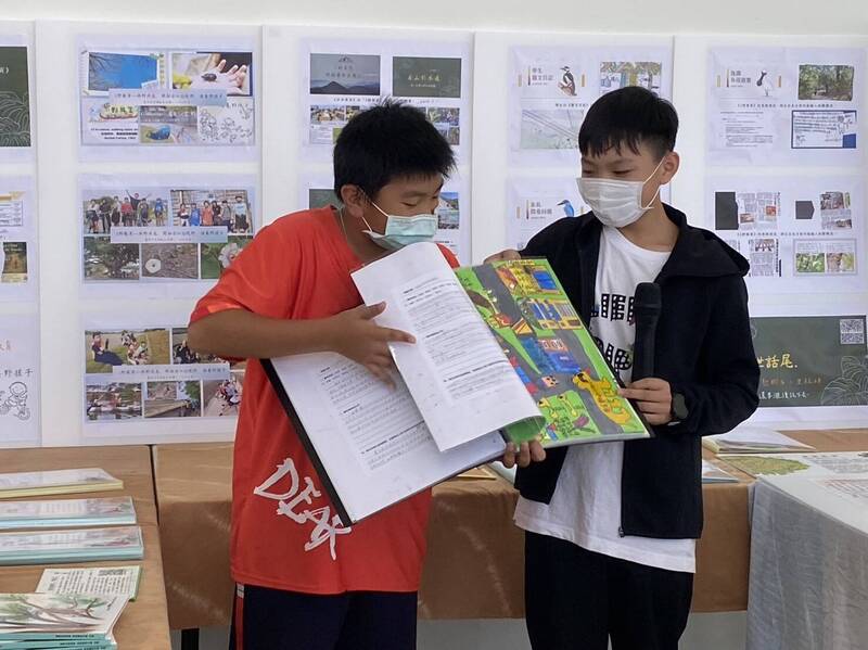 台江流域學習故事展「回家的路」，台江小學員製作探索專題講土地故事。（台南社區大學台江分校提供）
