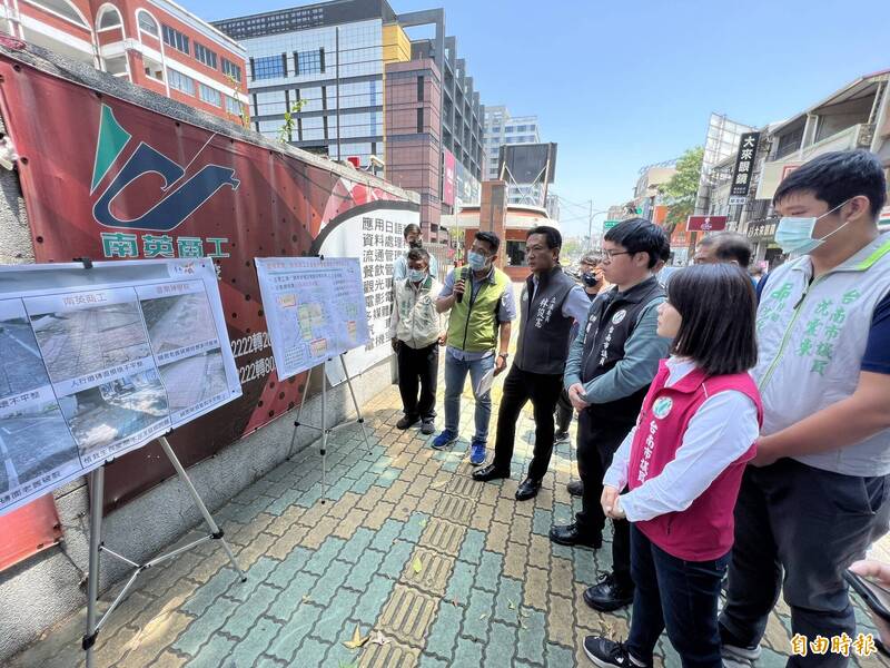 立委林俊憲（左四）與多位地方議員、里長瞭解營建署與南市府改善市區多校通學步道破損的補助工程計畫。（記者王俊忠攝）