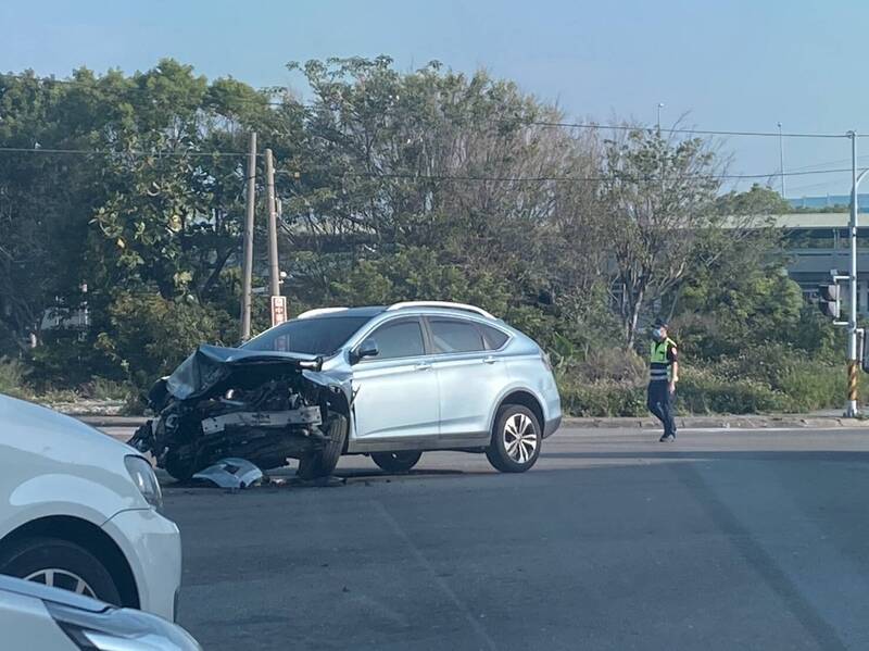 台中清水兩部轎車對撞，車頭嚴重損毀。（民眾提供）