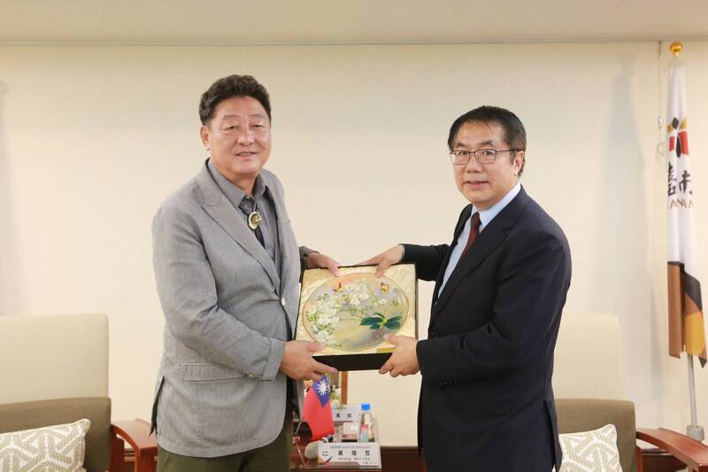 台南市長黃偉哲（右）致贈韓國慶州市議會副議長李東協蘭花大盤，表達台韓友誼。（台南市府提供）