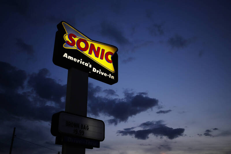 连锁速食得来速餐厅Sonic Drive-In店员与在停车场随地小便顾客爆发冲突，没想到遭坐在车子的12岁少年掏枪射杀。示意图。（彭博）(photo:LTN)