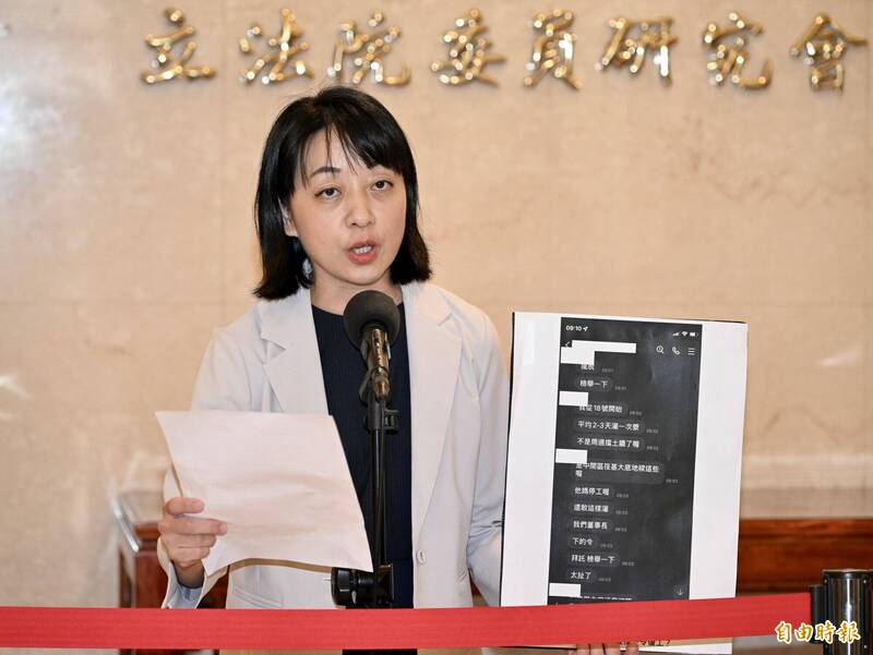 針對竹北天坑案，立法委員王婉諭18日召開「竹北天坑建商不甩縣府偷施工，楊文科縣長出來說清楚」記者會，公布豐邑建設偷施工證據，並呼籲新竹縣政府及楊文科縣長應出面說明清楚，別再護航。（記者羅沛德攝）