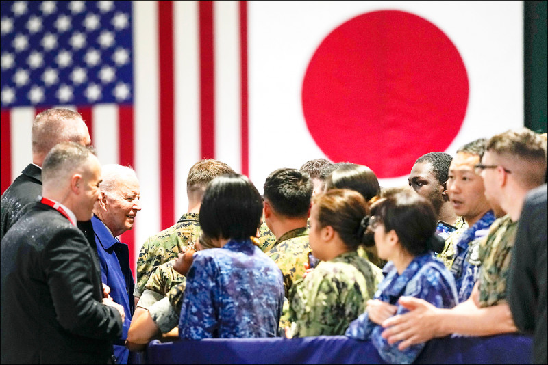 美國總統拜登（左三）十八日抵達日本準備出席七大工業國集團（G7）高峰會，訪視位於山口縣的美軍岩國基地，慰問駐地官兵。（美聯社）