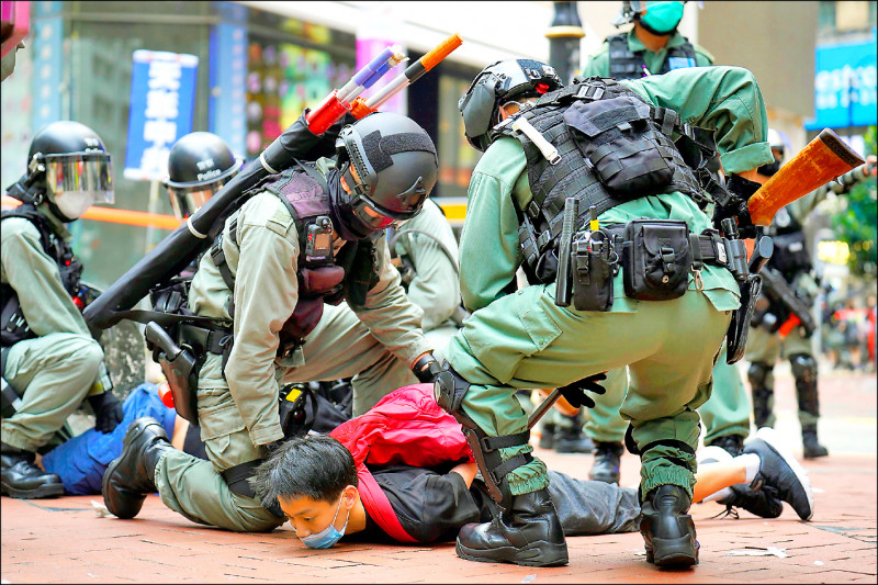 英媒稱香港警察因強力鎮壓「反送中」抗議以致形象一落千丈甚至招不到人。圖為二○二○年五月廿四日香港鎮暴警察在銅鑼灣壓制一名反對港區國安法的抗議人士。（美聯社檔案照）