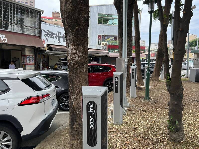 台南中西區小西門圓環智慧停車柱明日正式啟用。（南市交通局提供）