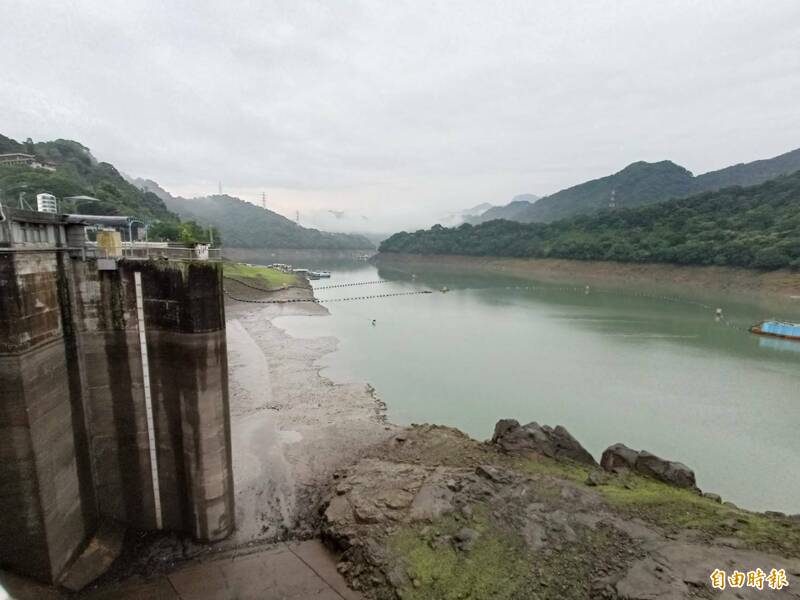 石門水庫受惠雷雨狂灌入流量入庫，預估穩定供水到6月底，但目前庫區水情依然嚴峻，民眾仍需節約用水，共體時艱。（記者李容萍攝）