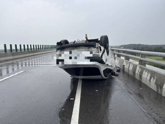 台61線大城交流道附近一部白色自小客車「朝天翻」。（民眾提供）