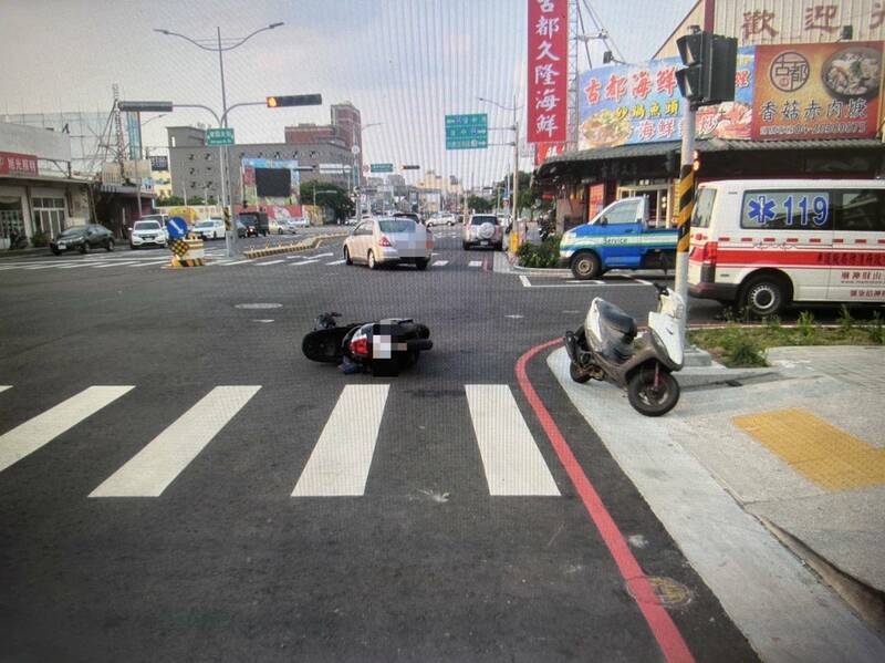 梧棲區發生兩部機車碰撞車禍。（民眾提供）