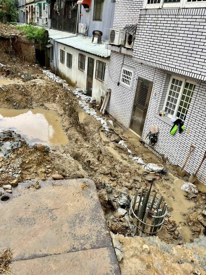 新竹市議員陳治雄指稱，今天清晨的豪大雨，中雅安居社宅工地未做駁崁，導致大雨挾雜泥水灌入民宅，讓住戶苦不堪言。（陳治雄提供）