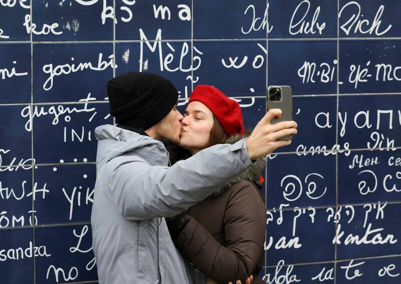 法国一对情侣接吻自拍。（路透档案照）(photo:LTN)