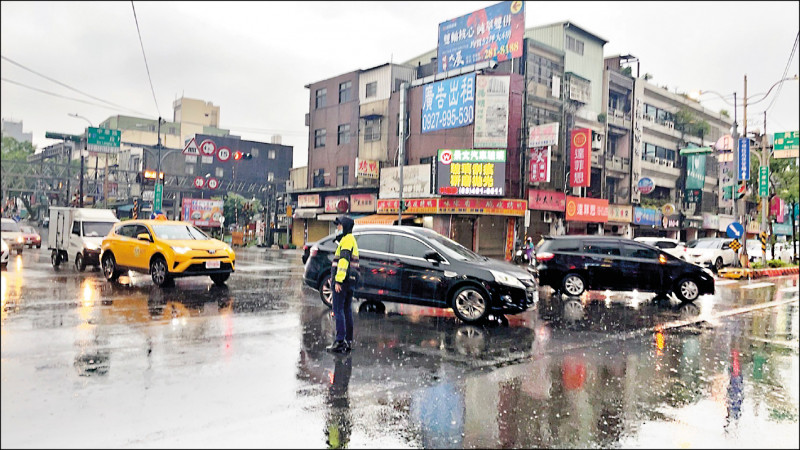 中壢區興仁路、中華路口的交通號誌因跳電故障，員警協助交通疏導。（記者李容萍翻攝）