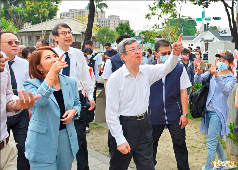 行政院長陳建仁(右三)在文化部長史哲(左一)及屏東縣長周春米(左二)陪同下參觀勝利星村。(記者李立法攝) 行政院長陳建仁(右三)在文化部長史哲(左一)及屏東縣長周春米(左二)陪同下參觀勝利星村。(記者李立法攝)