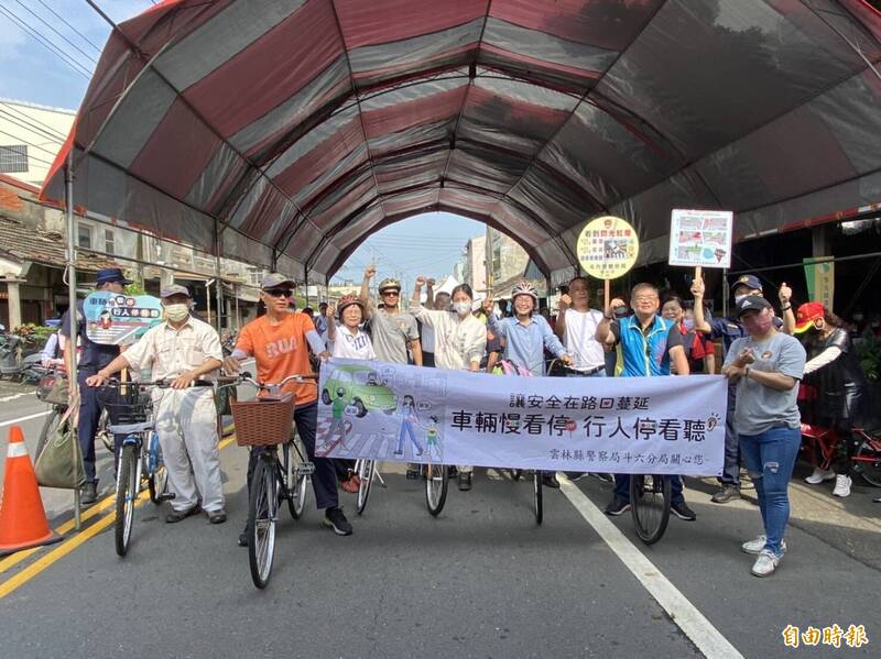 莿桐辦單車巡禮清淨家園，鄉親一起愛地球。（記者詹士弘攝）