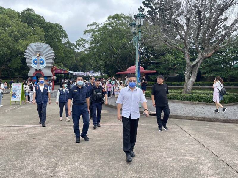 六福村今早接獲炸彈恐嚇信件，新竹縣政府警察局派大批警力進駐園區清查，目前初步清查未發現可疑物品，現場仍由員警與園方人員持續清查並加強巡邏中。（警方提供）