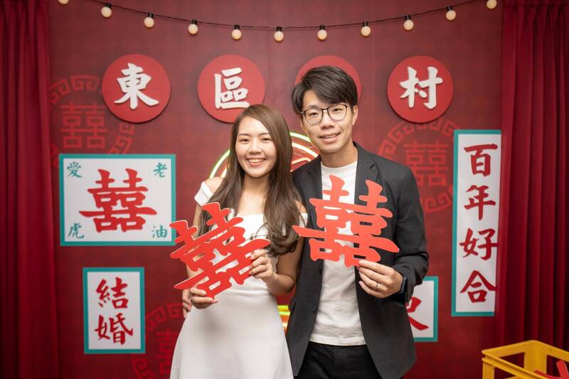 甜蜜520！新竹市3戶所今天中午前已湧33對結婚人潮，也讓人感受到新人的甜蜜愛情。（市府提供）