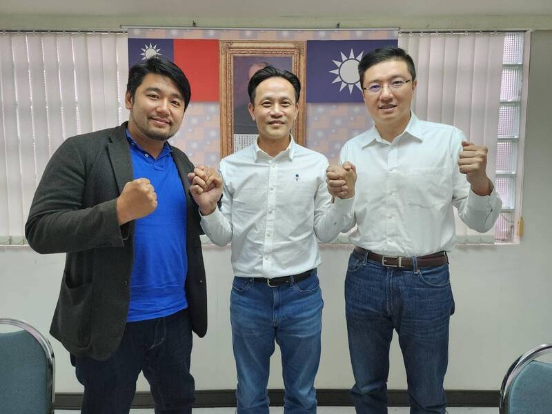 國民黨新北市黨部主委黃志雄（中）見證第8選區立委初選由張智倫（右）出線，市議員游輝宂（左）也表態支持初選對手。（國民黨新北市黨部提供）