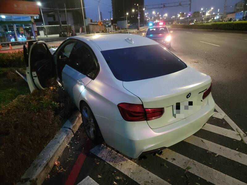 新北市陳姓男子無照駕車、還酒駕自撞華江橋頭板橋端分隔島。（記者吳仁捷翻攝）