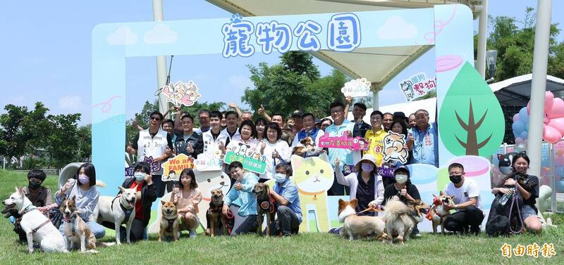 嘉市首座「寵物公園」位於八掌溪畔綠映水漾公園。（記者丁偉杰攝）