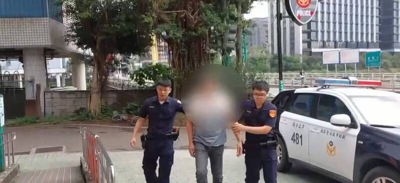 警方將李男等人帶回偵訊。（記者吳昇儒翻攝）