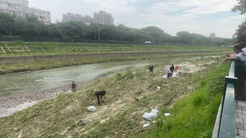 新竹市議員陳建名說，因519強降雨過後，客雅溪高灘地出現大量魚屍，惡臭味飄散到里內，讓住戶不敢開窗，整個里內的空氣都是臭魚味。（陳建名提供）