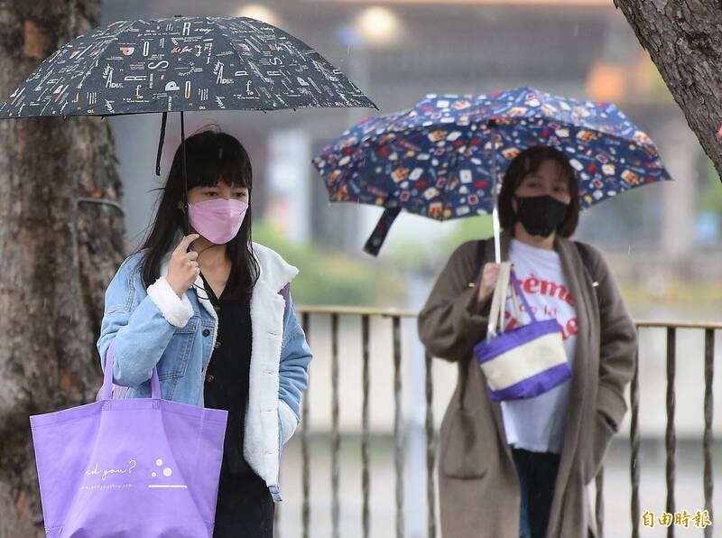 今天氣雖好轉，大氣仍不穩定，台灣海峽有雲層逐漸移入、午後山區有對流發展，擴展至鄰近地區，局部地區有較大雨勢，仍應注意。（資料照）