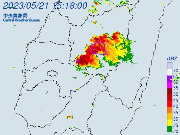 下午3點29分，氣象局針對南投縣水里鄉、信義鄉發布大雷雨即時訊息，提醒當地民眾慎防劇烈降雨、雷擊。（圖擷自中央氣象局）