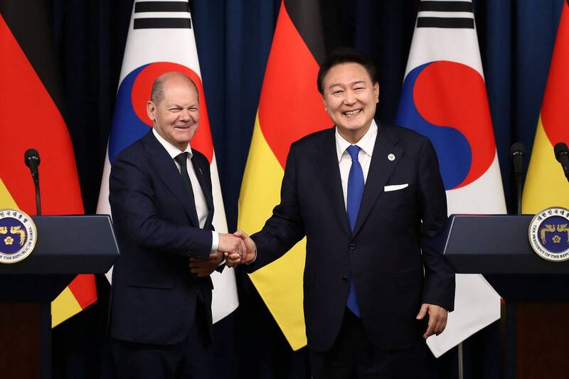 德国总理萧兹（Olaf Scholz）在G7峰会结束后飞往首尔，与南韩总统尹钖悦会谈，两国将共同签署一项防卫协定。（路透）(photo:LTN)