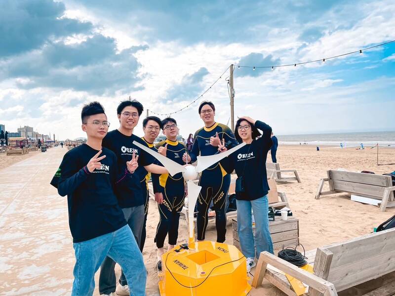 成大水利系學生團隊遠赴荷蘭參加國際浮式風能挑戰賽，榮獲設計報告獎第二名、競賽實作獎第三名的雙重肯定。（圖由成大提供）