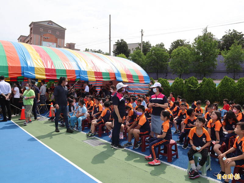 東陽國小新建大樓落成啟用典禮，大人在遮雨棚內，小朋友在兩側曬太陽，市長盧秀燕要求教育局注意，應以小朋友為主。（記者歐素美攝）