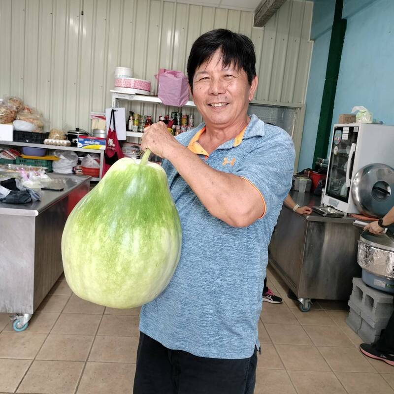 巨無霸瓠瓜重11.69公斤 雲林長者嘖嘖稱奇:70多歲頭一次看到 - 生活 - 自由時報電子報