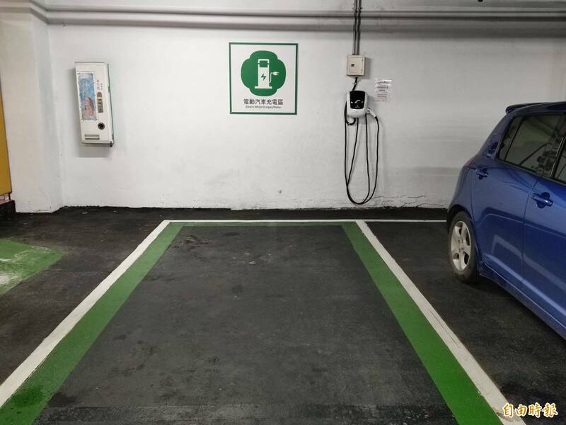 桃園市公有停車場目前充電樁建置共132支,經常一位難求。(記者鄭淑婷攝) 桃園市公有停車場目前充電樁建置共132支,經常一位難求。(記者鄭淑婷攝)