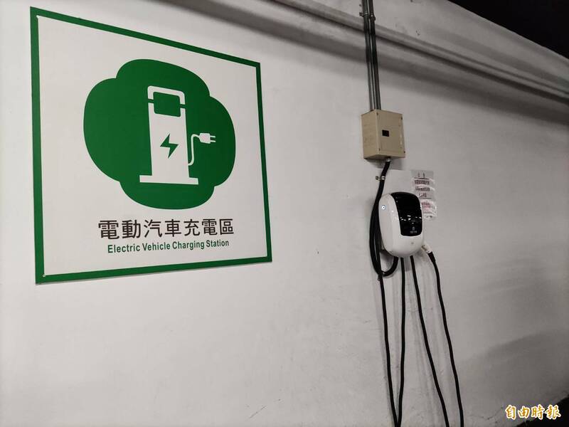 桃園市公有停車場目前充電樁建置共132支,經常一位難求。(記者鄭淑婷攝) 桃園市公有停車場目前充電樁建置共132支,經常一位難求。(記者鄭淑婷攝)