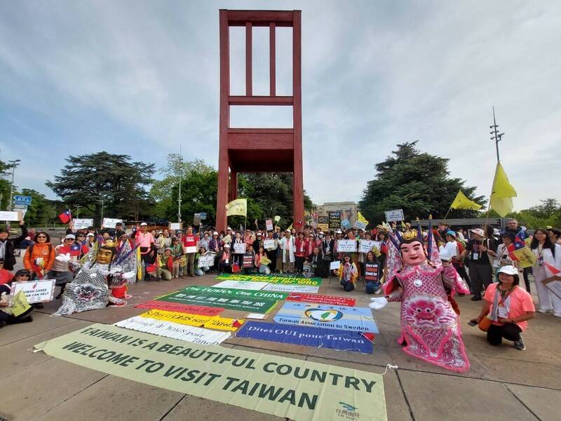 台灣聯合國協進會世衛宣達團與台灣旅外僑胞在WHA會議期間，於瑞士日內瓦三腳椅廣場舉辦活動，倡議國際支持台灣加入聯合國、參與世衛。（台灣聯合國協進會提供）