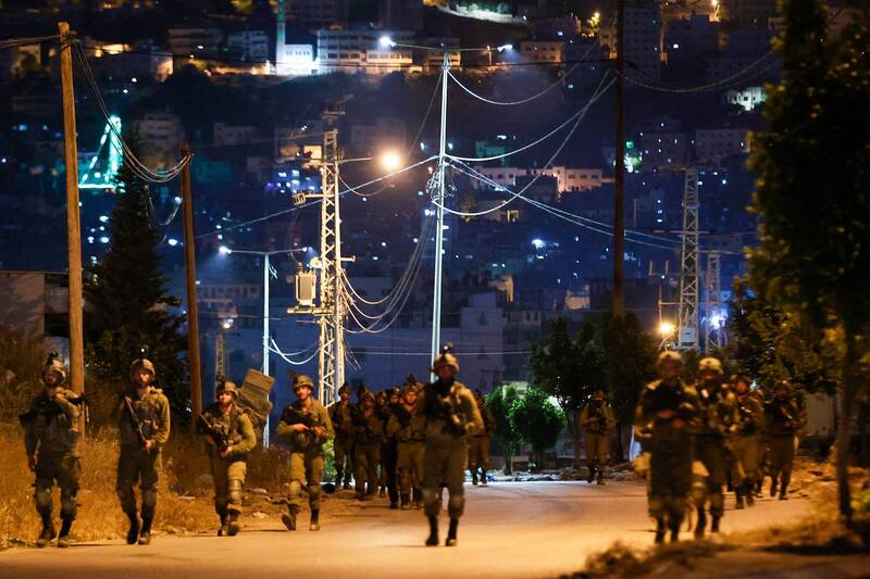 半島電視台指出，數百名以色列士兵和特種部隊從當地時間凌晨1點開始，突襲約旦河西區的巴勒斯坦難民營，持續至當地間凌晨5點。（法新社）