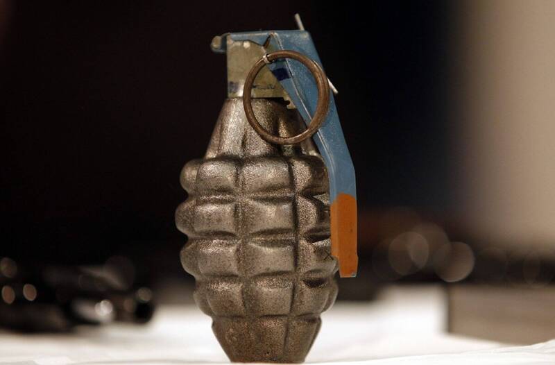 美國家庭在整理祖父物品時誤拔手榴彈插鞘，導致父親被炸死、一對兒女受傷送醫。手榴彈示意圖。（路透）