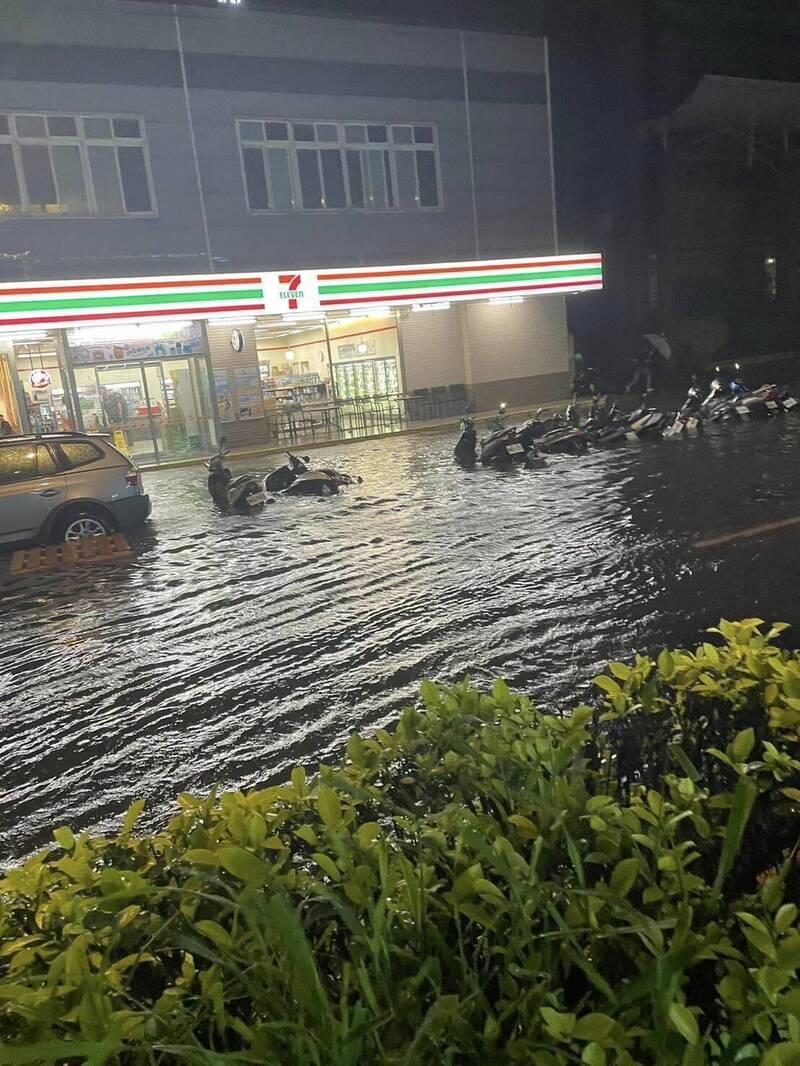 桃園市蘆竹區南山路傳出淹水災情，成排機車泡在水中。（擷取自蘆竹南崁資訊大小事資訊分享團（2））