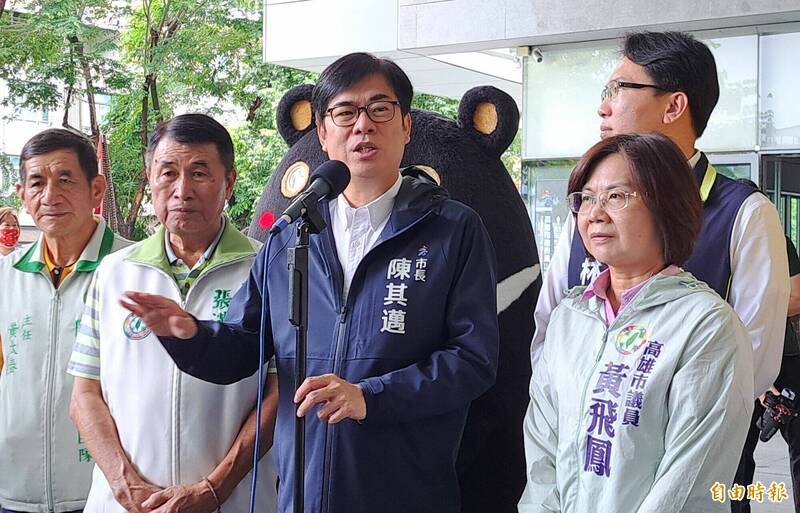 市長陳其邁今受訪表示，期待下一波更大雨量，若能持續1週降雨300至400毫米，水情就能從橙燈轉成黃燈，期待颱風帶來豐沛雨量解渴。（記者李惠洲攝）