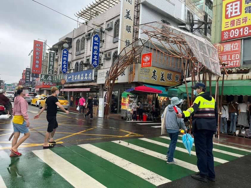 桃市警龍潭分局在傳統市場週邊路口宣導，提醒用路人行經無號誌路口或地上有「停」字，必須減速停車，觀察左右來車才能通過。（記者陳恩惠翻攝）