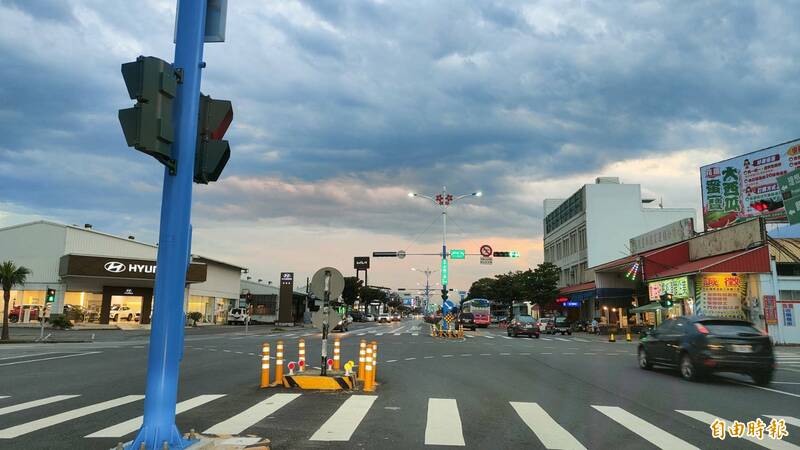 花蓮縣政府在市區中央、和平路口新增行人庇護島常挨撞，遭民眾黨籍花蓮縣議員質疑設計不良。（記者王錦義攝）