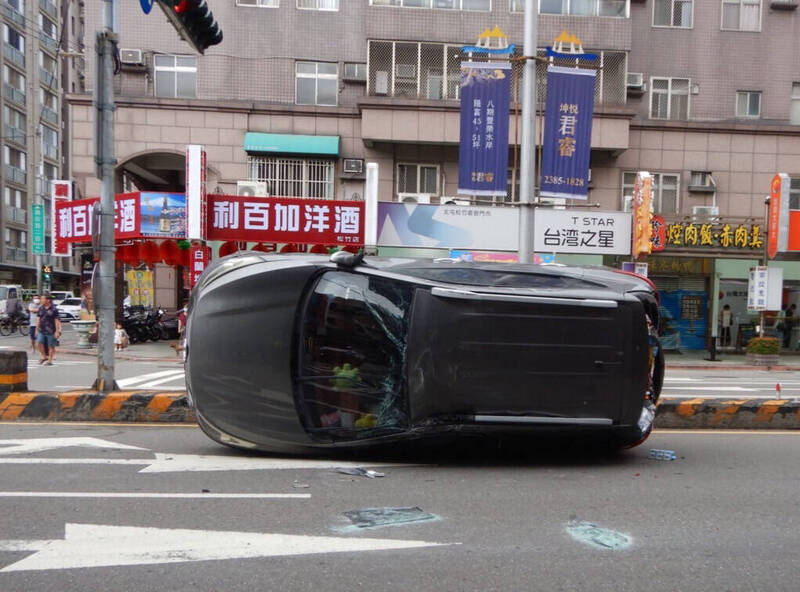 休旅車逆向側翻在內側車道。（民眾提供）